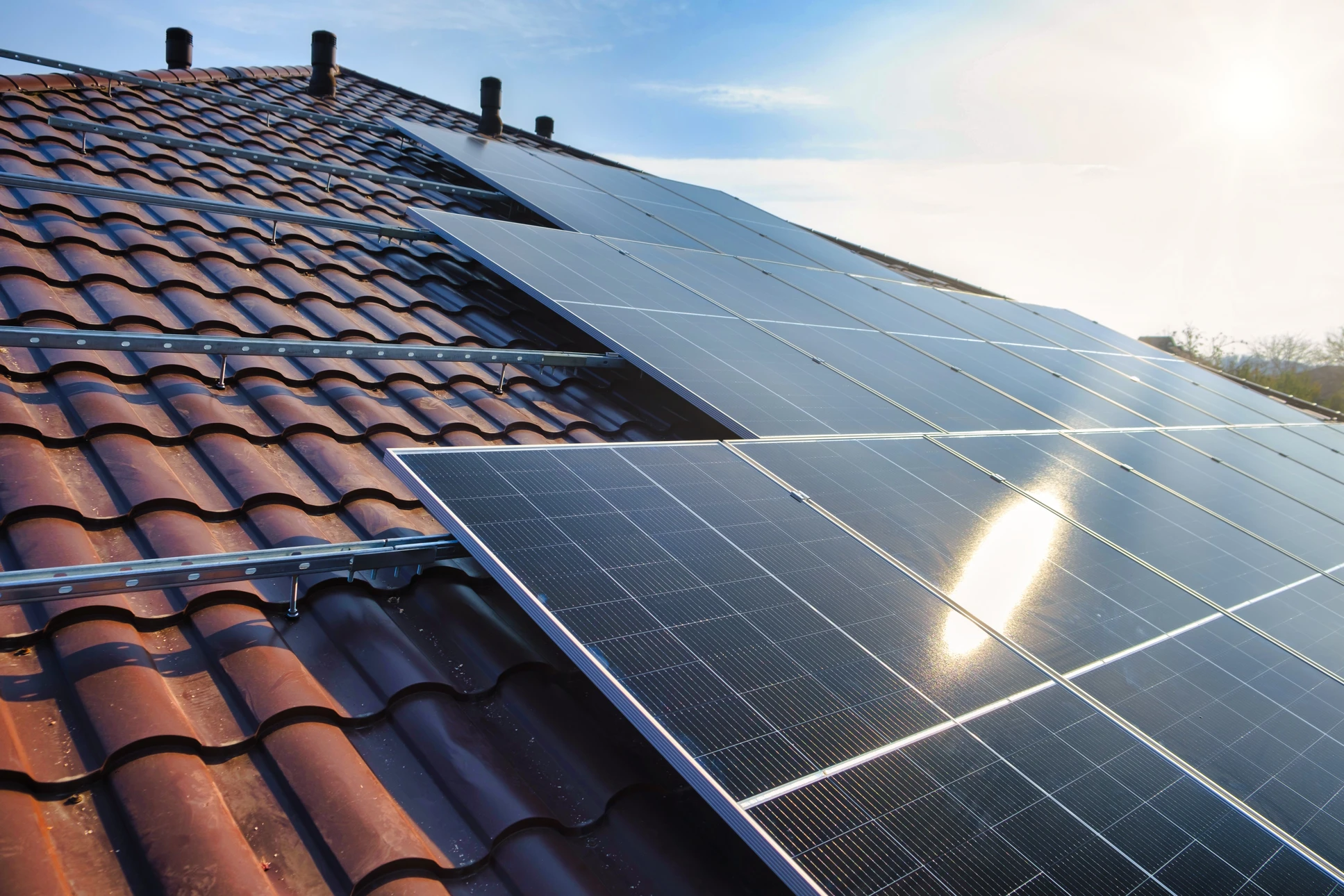 Fenêtre de toit sur une maison individuelle avec des tuiles solaires