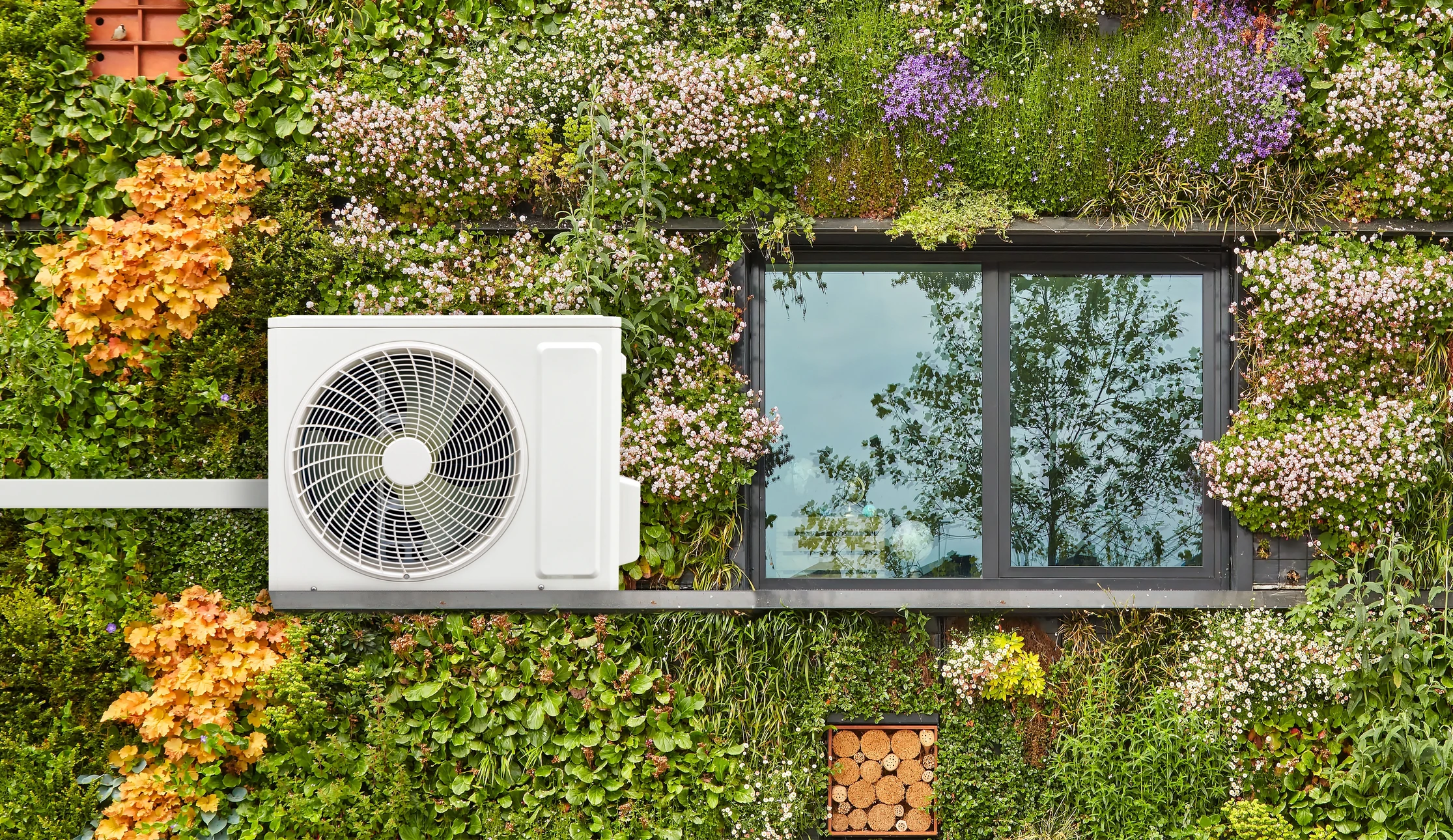 Maison résidentielle en briques avec toiture équipée de panneaux solaires photovoltaïques