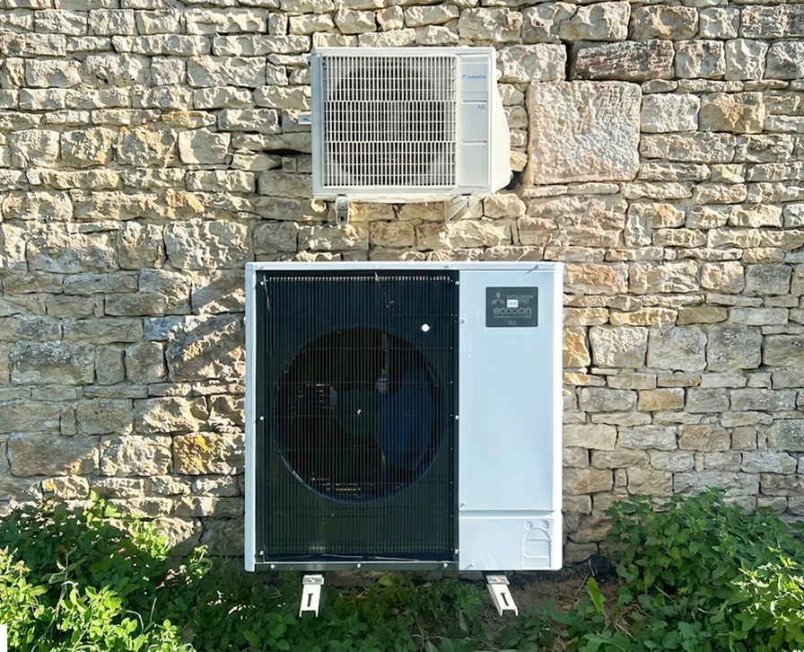 Toiture résidentielle avec installation de panneaux solaires photovoltaïques sur tuiles en terre cuite